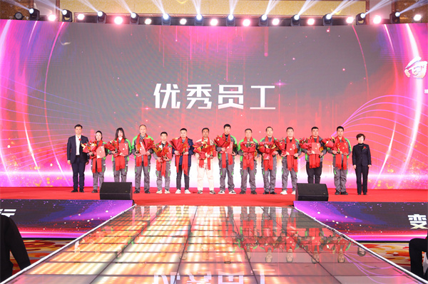 02集團總裁助理黃幼仙女士、江志國先生為優(yōu)秀員工（第二批）獲得者頒獎.jpg