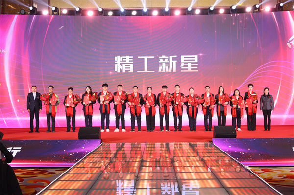 03集團副總裁沈月華女士、齊三六先生為精工新星獲得者頒獎.jpg